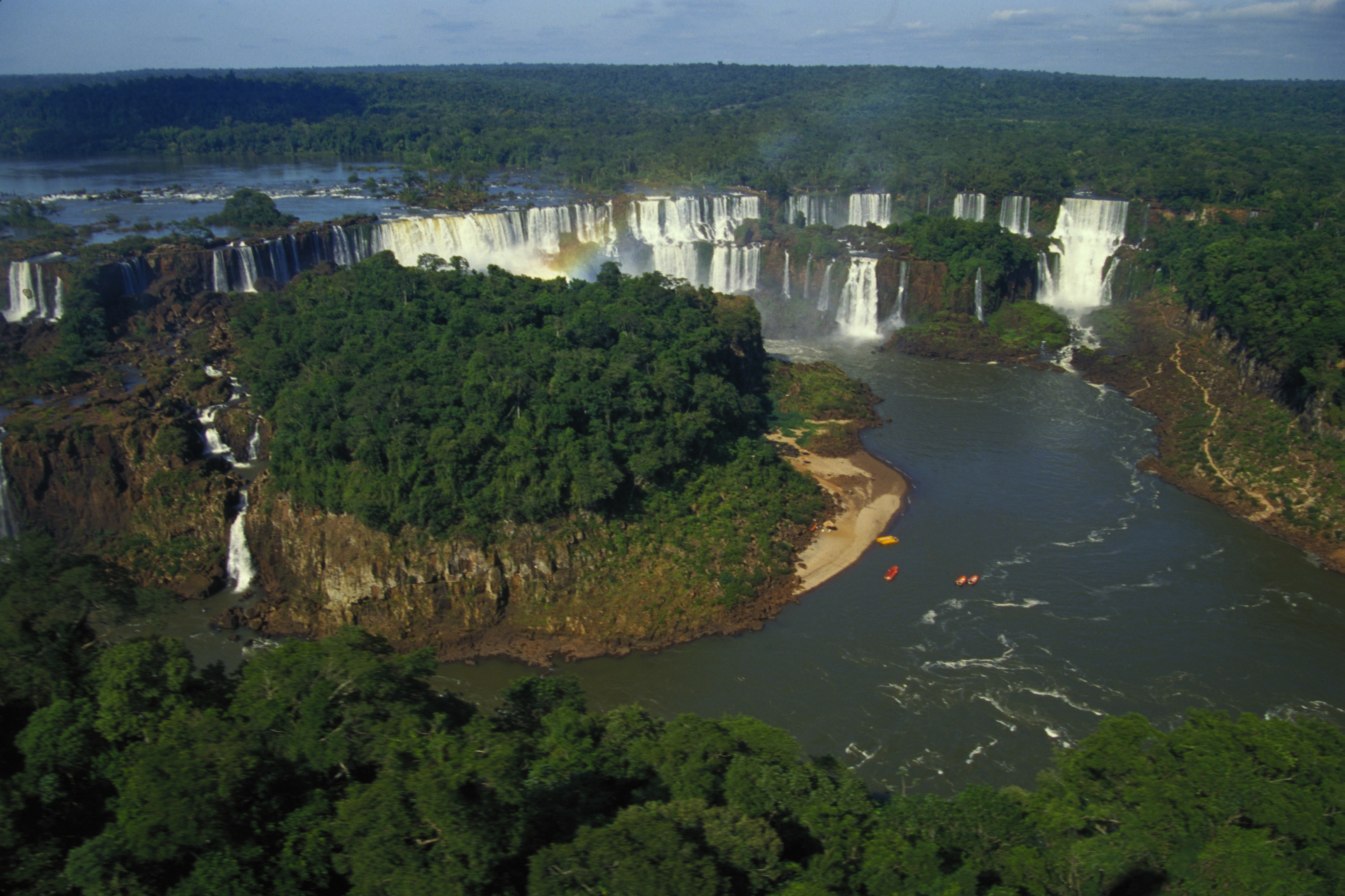 Бразилия природный мир. Водопады Игуасу Аргентина. Парк Игуасу Бразилия. Река Парана Бразилия. Реки: Парана, Парагвай, Уругвай.